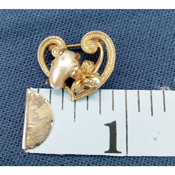 Vintage Pin Brooch Heart Shaped Faux Pearls Floral Gold Tone Small Flower 0.75" - Picture 3 of 3